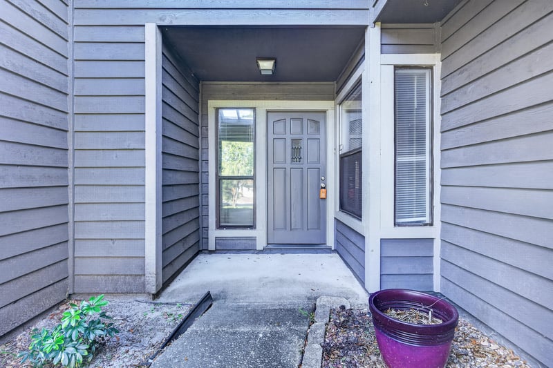 Front entry door detail, photographed by Megapixeler on Apple Oak Ct, Jacksonville