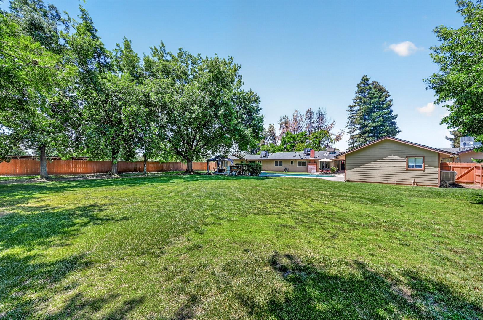 1185 N Locan Ave, photo 81