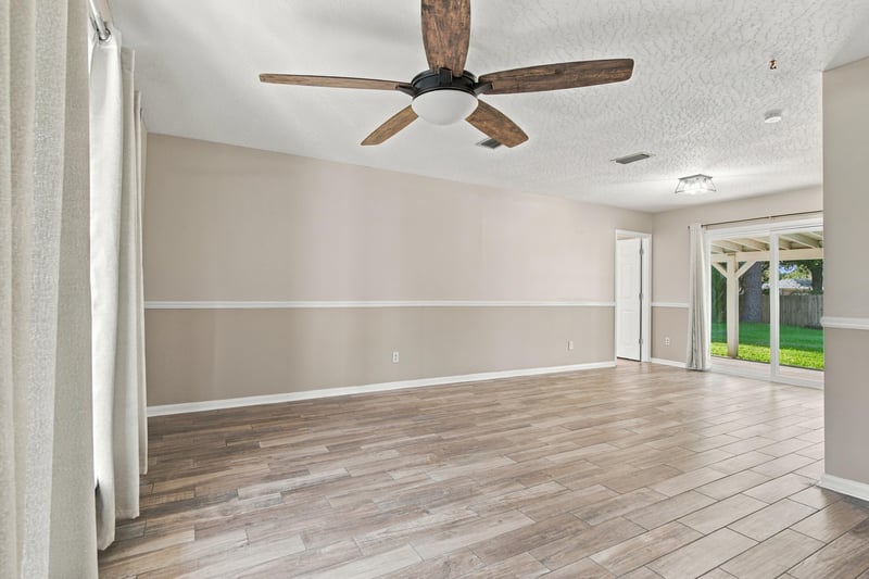 Living room interior view, photographed by Megapixeler on Crosby Ln, Orange Park
