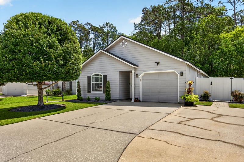 Front exterior with driveway and entry walkway at 3067 Wavering Ln, Middleburg, FL 32068