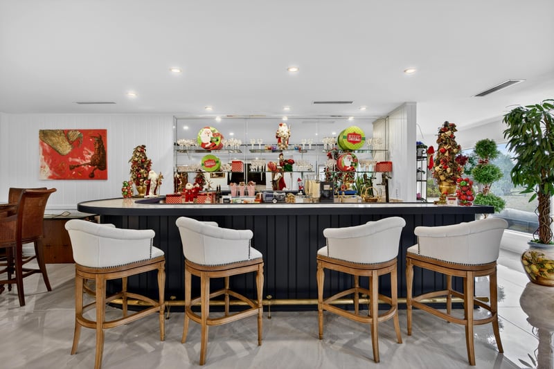Bar at 7987 Hollyridge Rd, Jacksonville, FL 32256