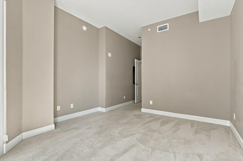 Empty room with wide-angle perspective, photographed by Megapixeler on Riverplace Blvd, Jacksonville