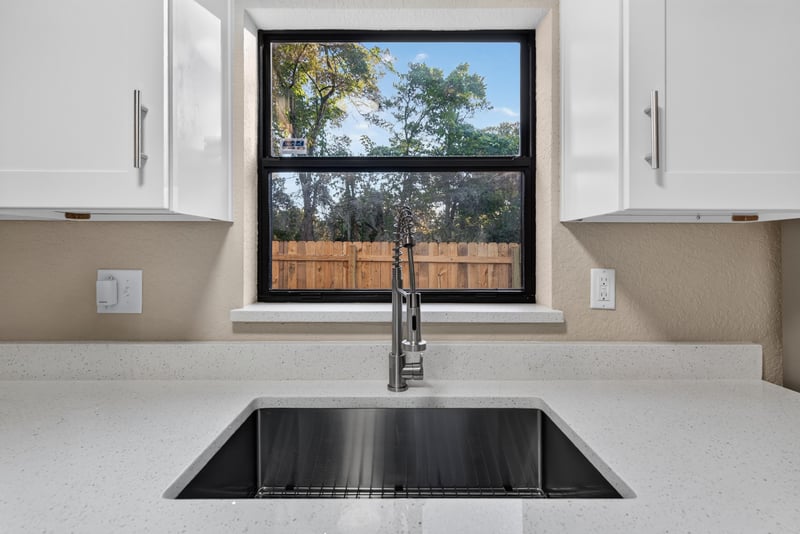 Kitchen sink and window, photographed by Megapixeler on Susie St, Jacksonville