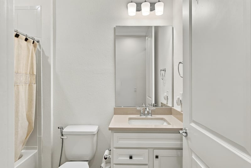 Bathroom with tub and shower curtain, photographed by Megapixeler on Torres Trace, St. Augustine