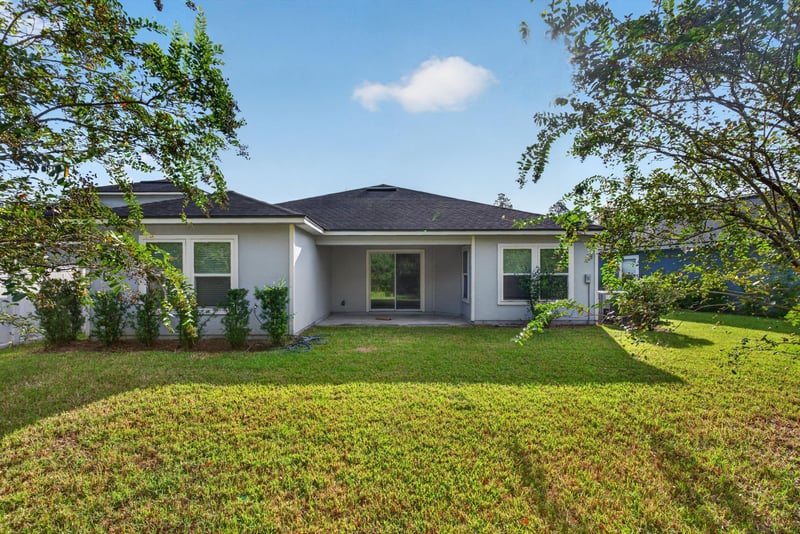 Backyard lawn and side of house at 95221 Siena Ct, Fernandina Beach, FL 32034