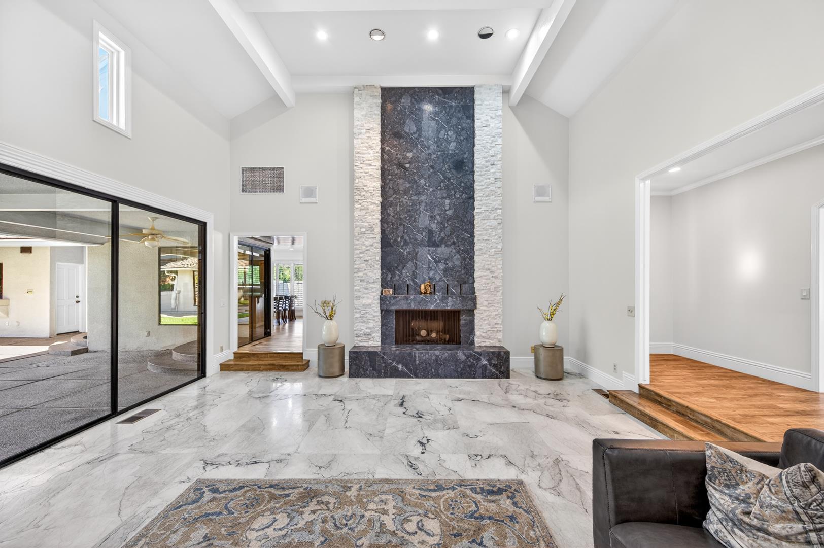 5261 N Van Ness Blvd, photo 52