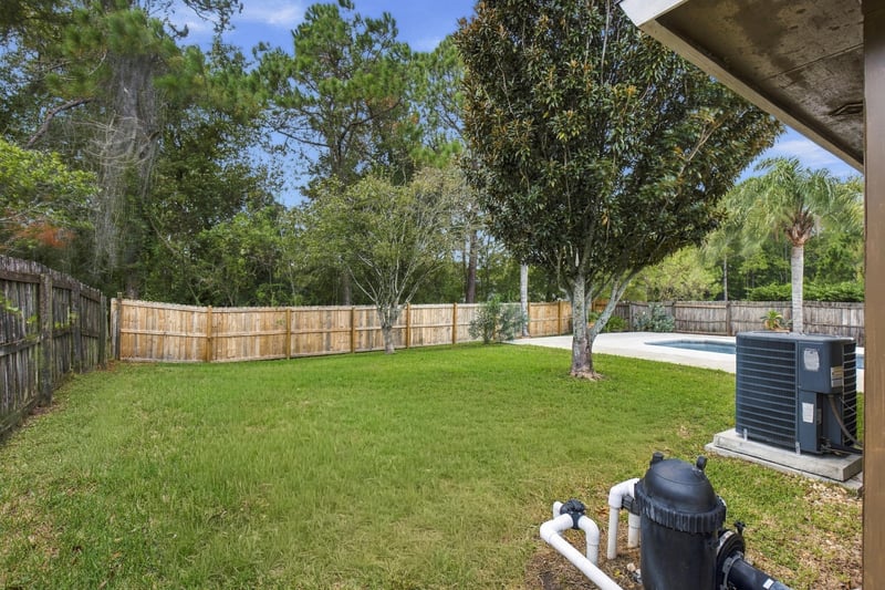 Backyard lawn and fence, photographed by Megapixeler on Winding Springs Ct, Jacksonville