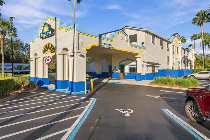 Entrance exterior, photographed by Megapixeler on Eldridge Loop, Orange Park