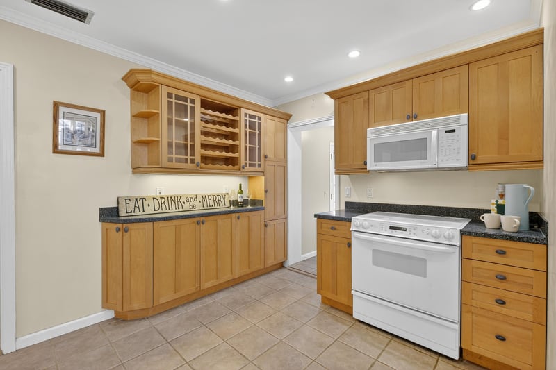 Photo 19 of 1425 Pinetree Rd, Jacksonville, FL 32207, photographed by Megapixeler