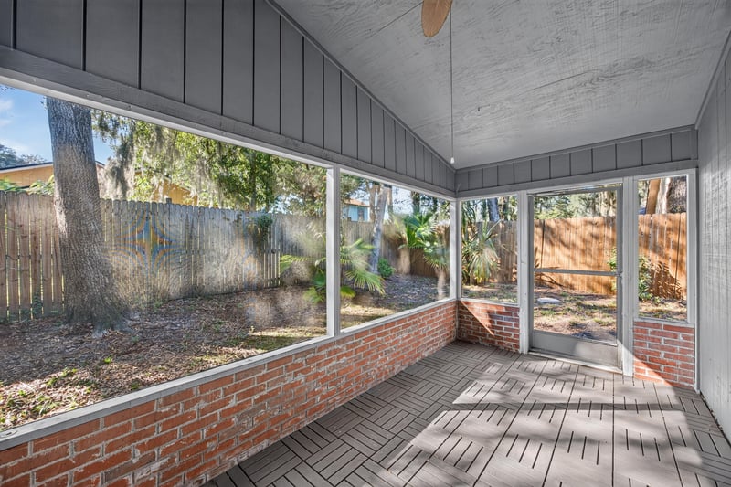 Screened porch overlooking the yard, photographed by Megapixeler on Apple Oak Ct, Jacksonville