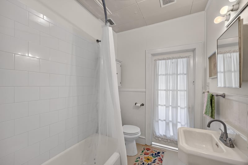 Bathroom with tub and sink at 101 N Lake St, Crescent City, FL