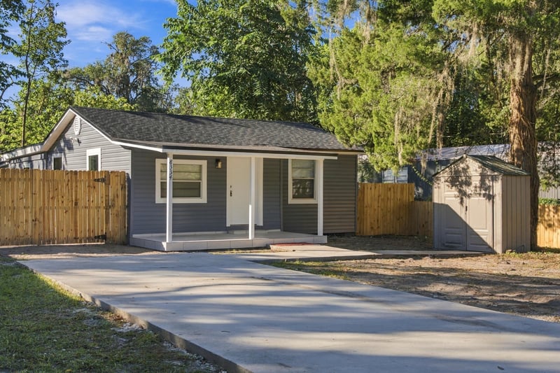 Front exterior with driveway, photographed by Megapixeler on Susie St, Jacksonville