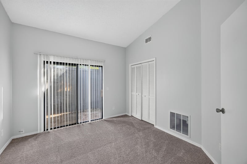 Carpeted bedroom corner, photographed by Megapixeler on Apple Oak Ct, Jacksonville