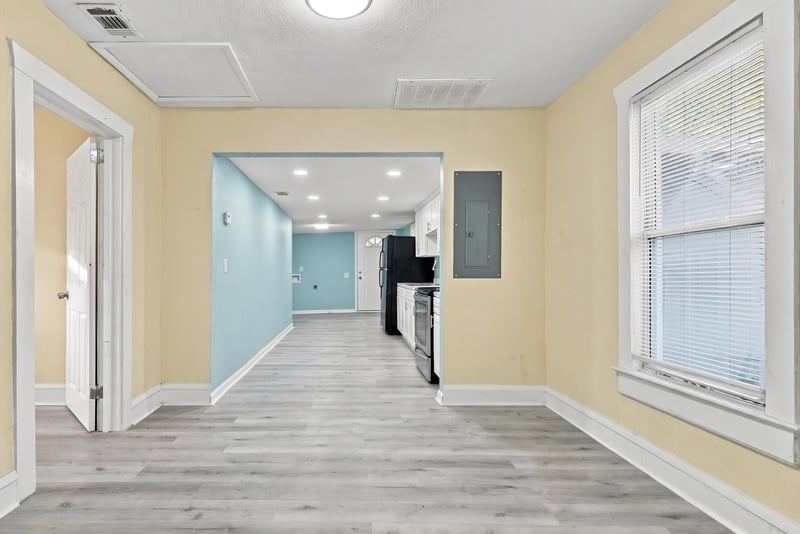 Hallway leading to the kitchen, photographed by Megapixeler on W 24th St, Jacksonville