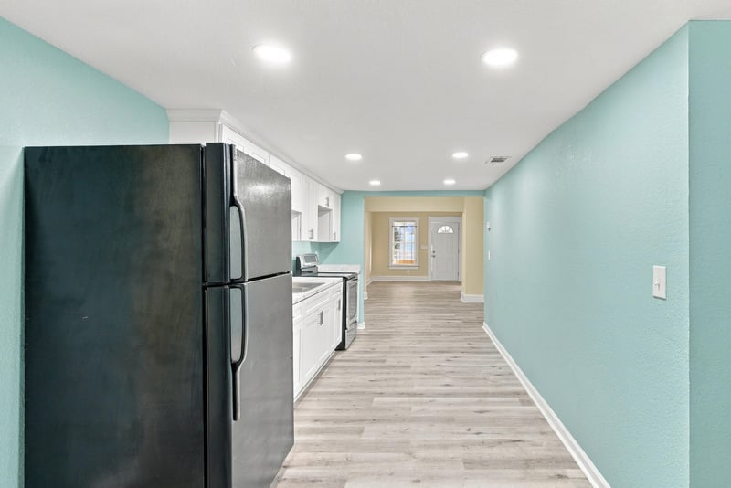 Kitchen hallway sightline, photographed by Megapixeler on W 24th St, Jacksonville
