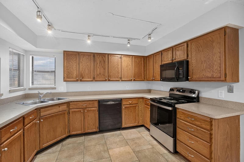 Kitchen counter and cabinetry, photographed by Megapixeler on Apple Oak Ct, Jacksonville