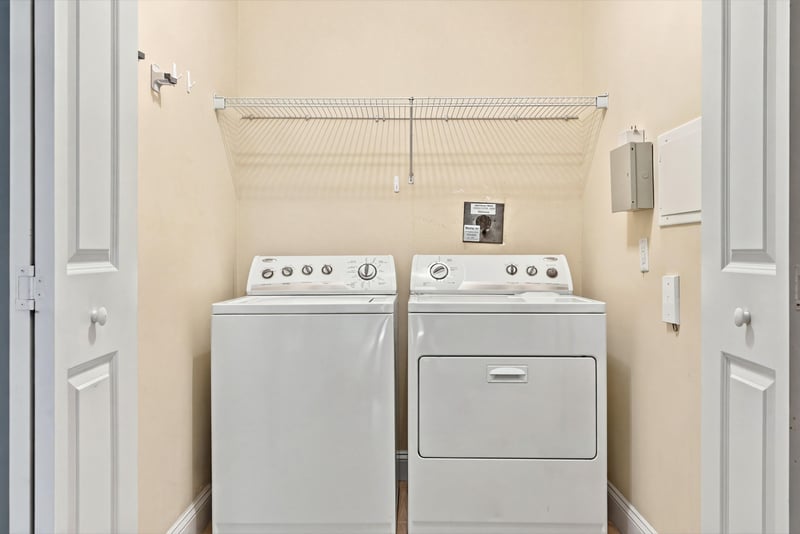 Laundry closet with washer and dryer, photographed by Megapixeler on Riverplace Blvd, Jacksonville