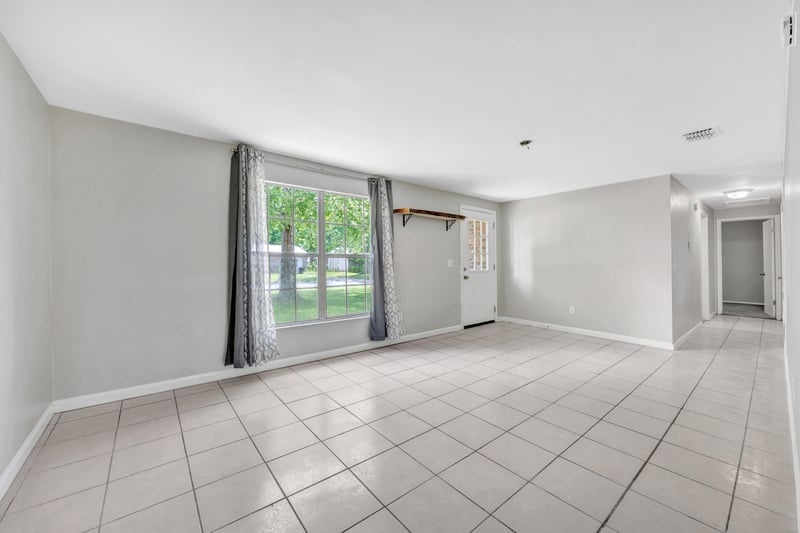 Photo 4 of 2704 Tina Ln, Middleburg, FL 32068, photographed by Megapixeler