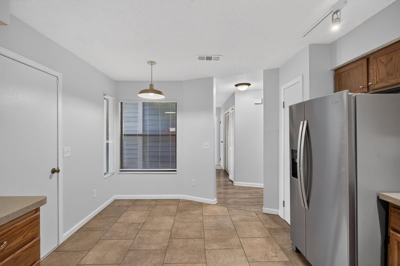 Kitchen hallway with tile flooring, photographed by Megapixeler on Apple Oak Ct, Jacksonville
