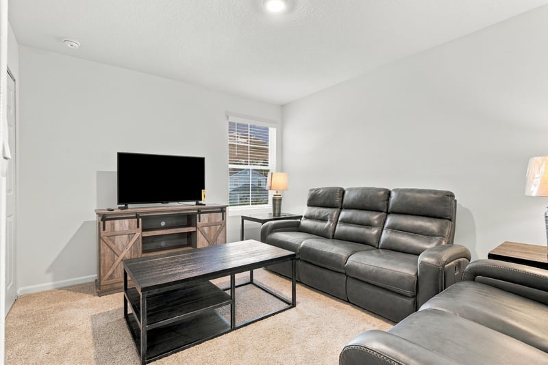 Upstairs bonus room with seating, photographed by Megapixeler on Haymon Ave, Jacksonville