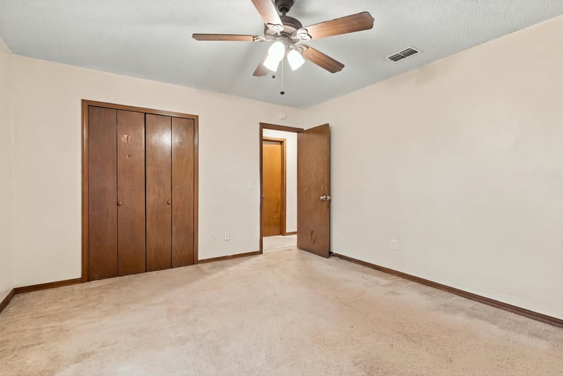 Bedroom with closets and bathroom access, photographed by Megapixeler on Blue Teal Ct, Jacksonville