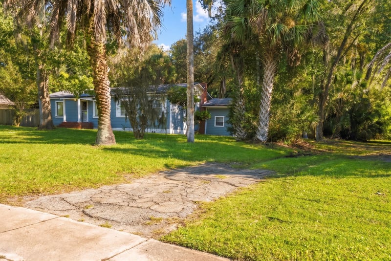 Driveway and side yard view of the house at 1807 Idlewild Ave, Green Cove Springs, FL