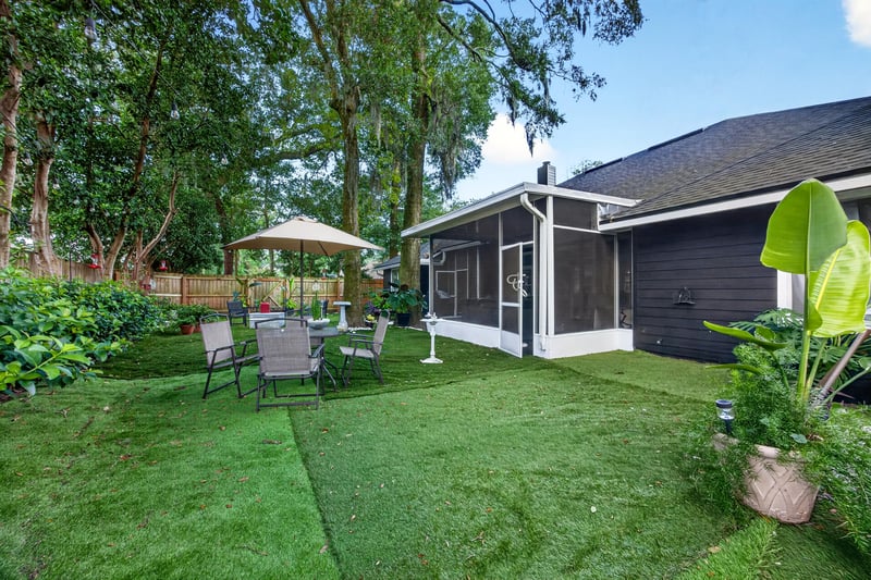 Screened patio with table, chairs and umbrella at 1346 Gately Ct, Jacksonville, FL 32225