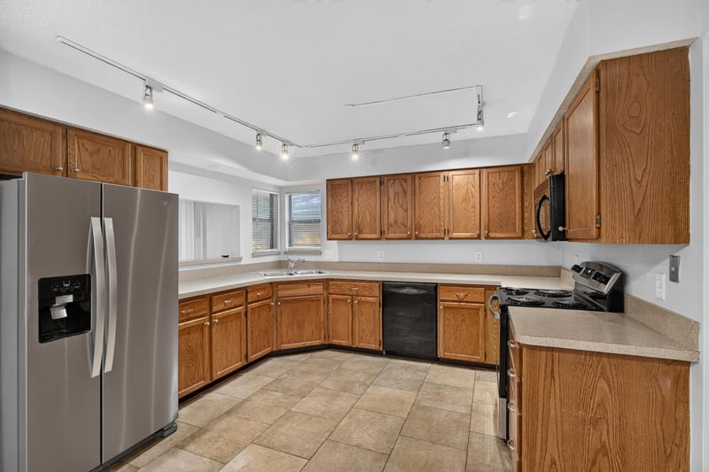 Kitchen with wood cabinetry, photographed by Megapixeler on Apple Oak Ct, Jacksonville