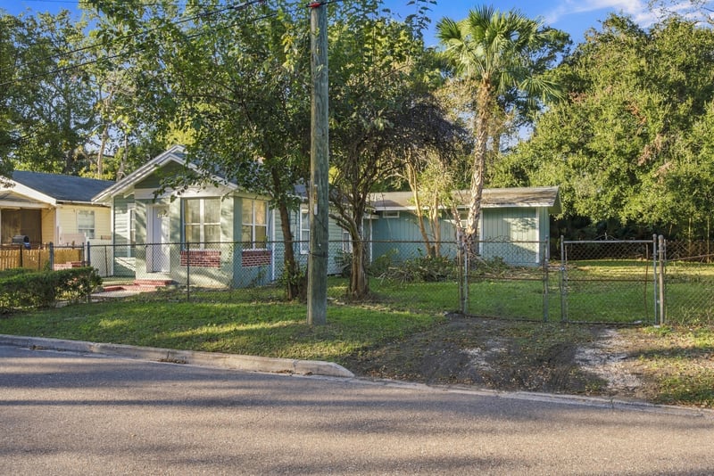 Front exterior wide angle, photographed by Megapixeler on W 24th St, Jacksonville
