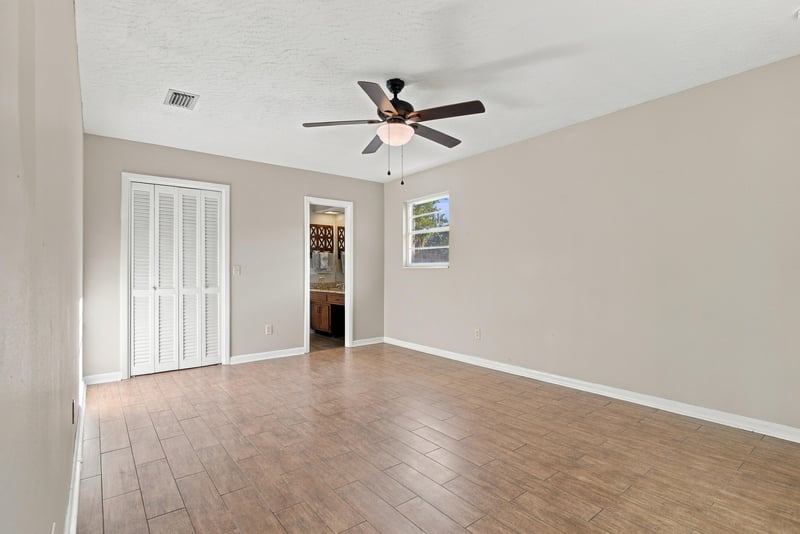 Bedroom interior view with closet doors, photographed by Megapixeler on Crosby Ln, Orange Park