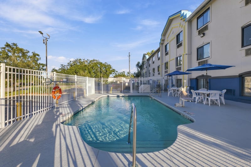 Pool area with building backdrop, photographed by Megapixeler on Eldridge Loop, Orange Park