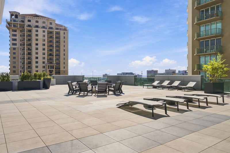 Rooftop patio seating with city views, photographed by Megapixeler on Riverplace Blvd, Jacksonville
