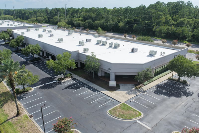 Aerial view of a building roofline and surrounding parking at 10550 Deerwood Park Blvd, Jacksonville, FL 32256