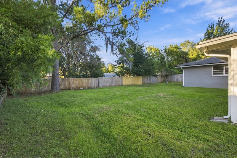 Backyard exterior view toward the fence line, photographed by Megapixeler on Crosby Ln, Orange Park