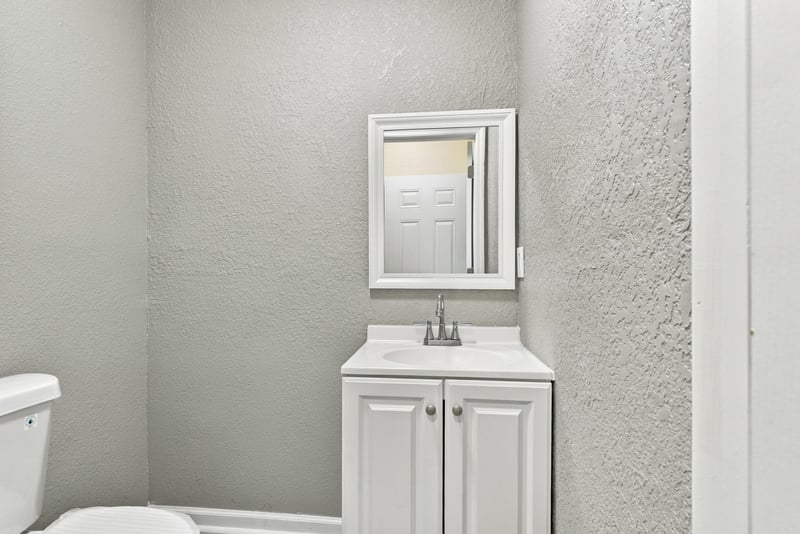Bathroom vanity mirror, photographed by Megapixeler on W 24th St, Jacksonville