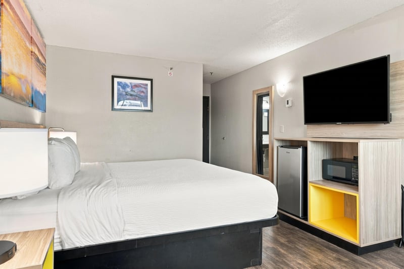 Guest room with bed and television, photographed by Megapixeler on Eldridge Loop, Orange Park