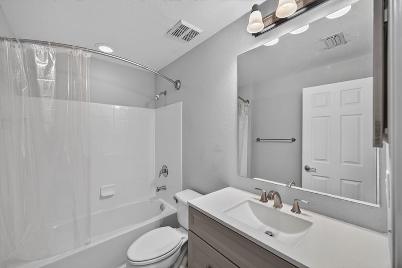 Bathroom with tub-shower combo and vanity at 10075 Gate Pkwy unit 1905, Jacksonville, FL 32246