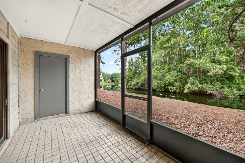Screened porch with tile floor at 3801 Crown Point Rd unit 2061, Jacksonville, FL 32257