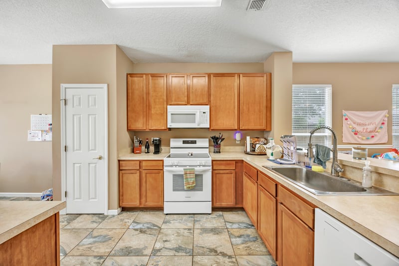 Photo 11 of 8064 Tuxford Ln, Jacksonville, FL 32244, photographed by Megapixeler