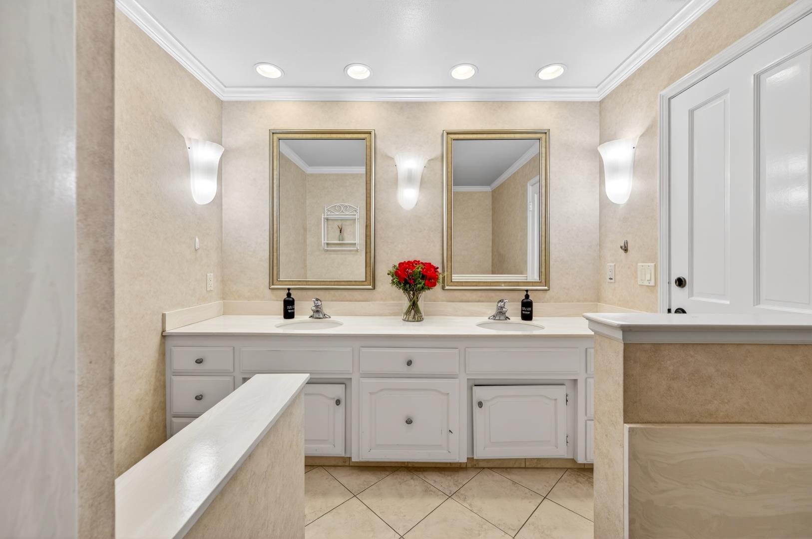 5261 N Van Ness Blvd, photo 70