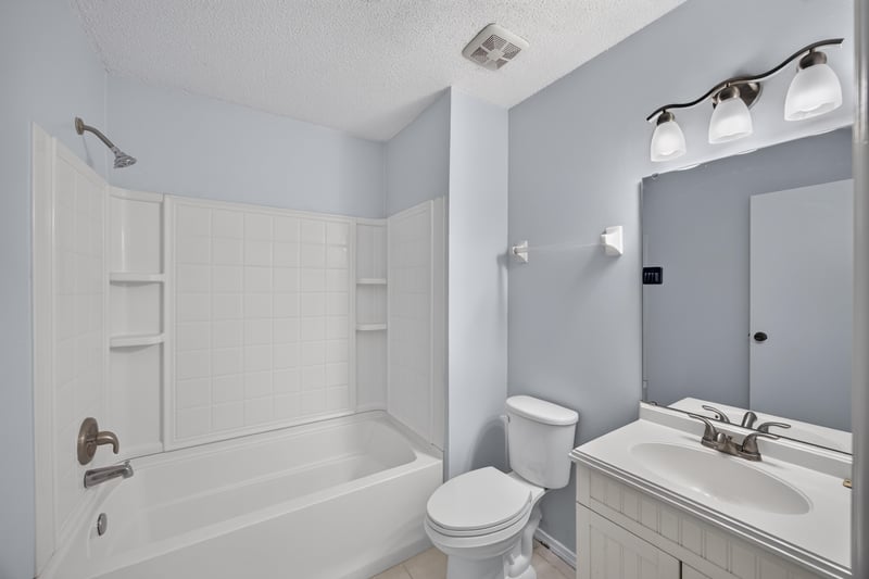 Bathroom with tub and shower, photographed by Megapixeler on Apple Oak Ct, Jacksonville