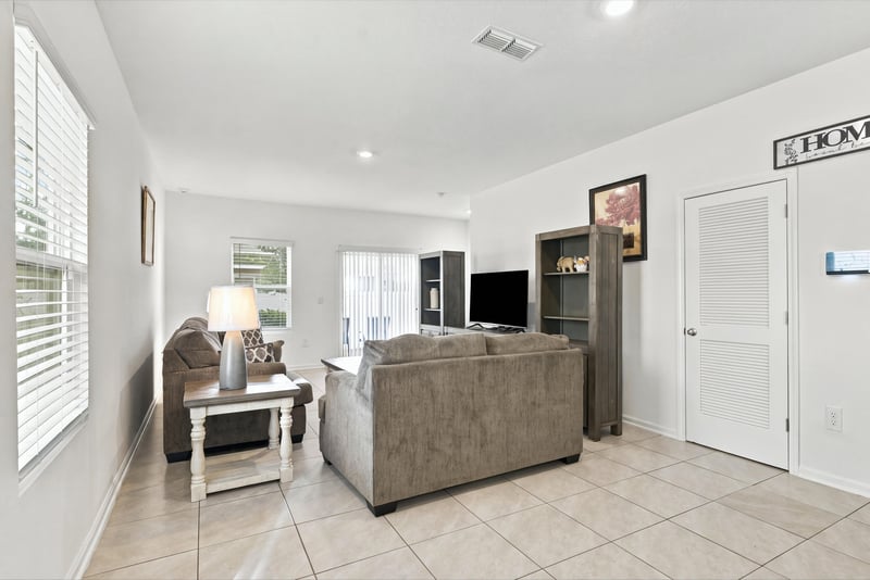 Living room with natural light, photographed by Megapixeler on Haymon Ave, Jacksonville