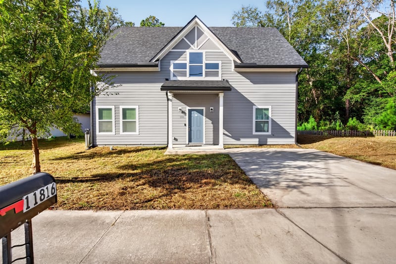 Front exterior view with mailbox, photographed by Megapixeler on Lem Turner Rd, Jacksonville