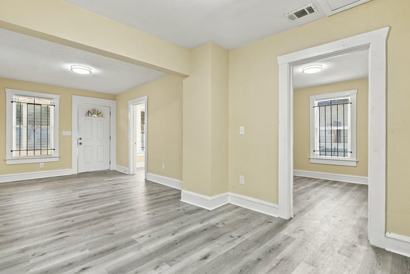 Empty room with corner windows, photographed by Megapixeler on W 24th St, Jacksonville