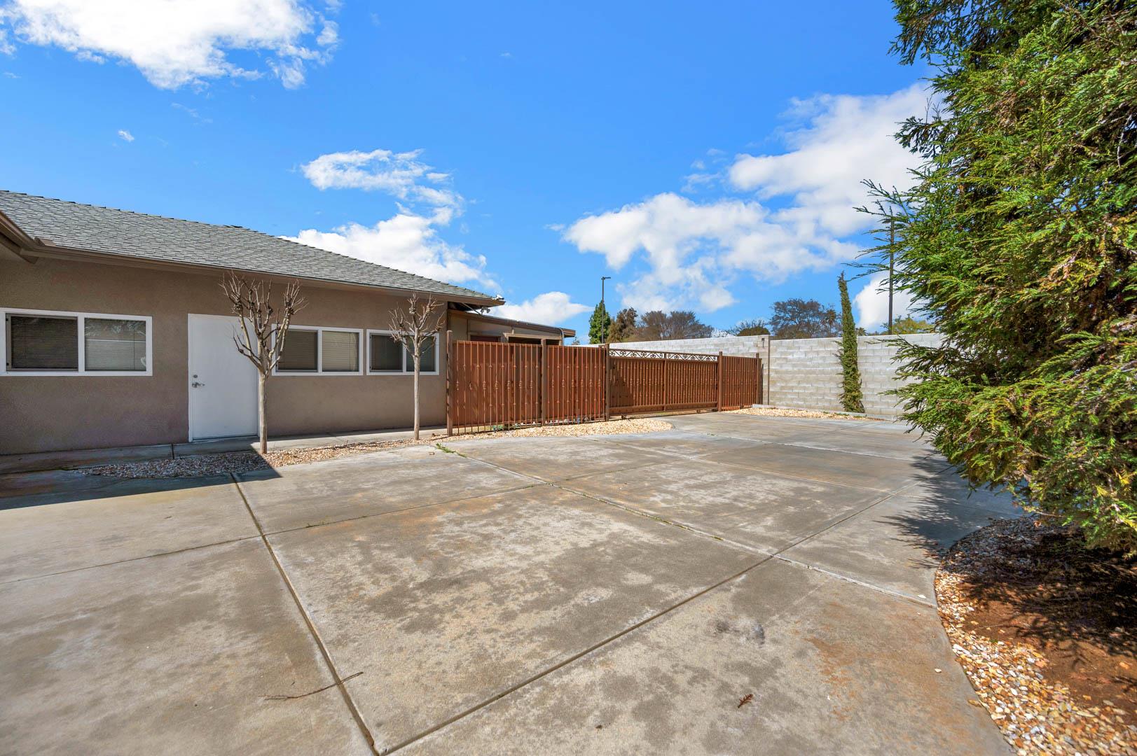 4481 N Palm Ave, photo 43
