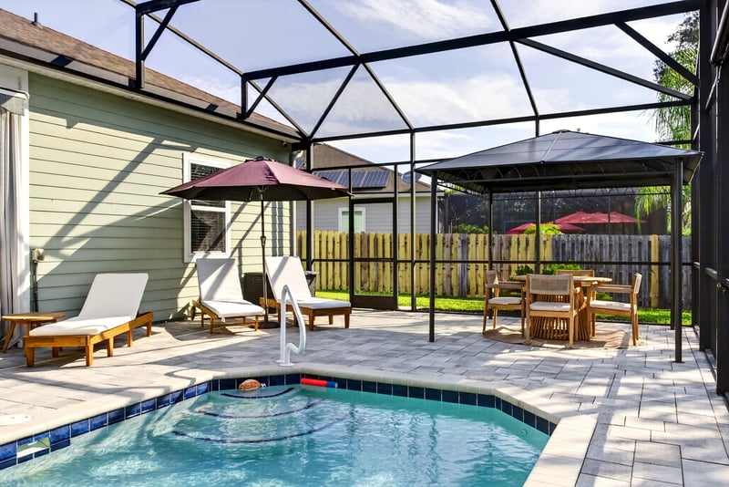 Pool and spa with patio umbrella at 3328 Southern Oaks Dr, Green Cove Springs, FL 32043