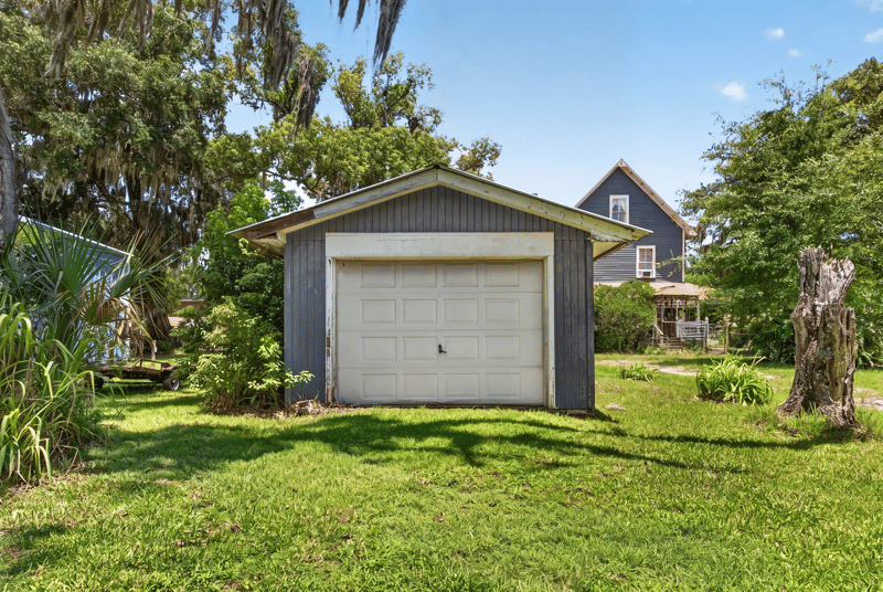 Detached garage with lawn area at 1173 US-17, Satsuma, FL 32189