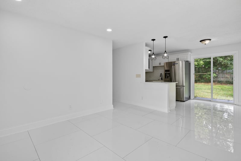 Photo 6 of 7028 Lincoln Cir W, Jacksonville, FL 32209, photographed by Megapixeler