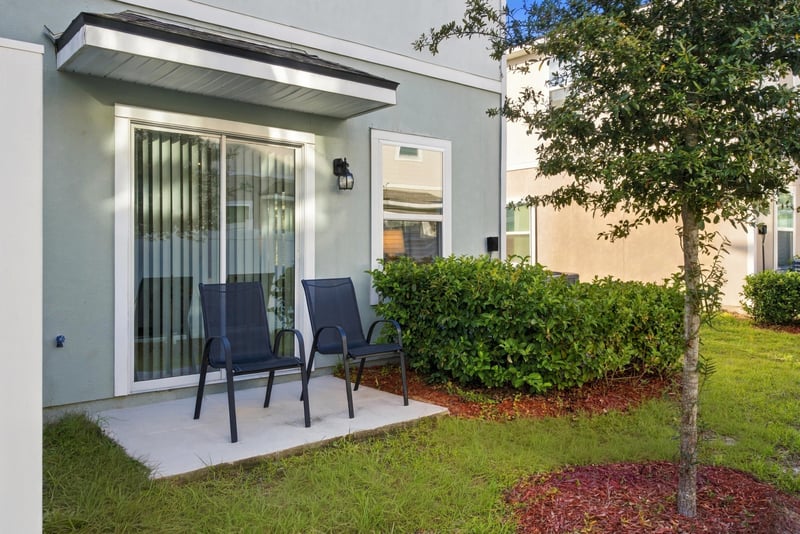 Rear patio with seating, photographed by Megapixeler on Haymon Ave, Jacksonville