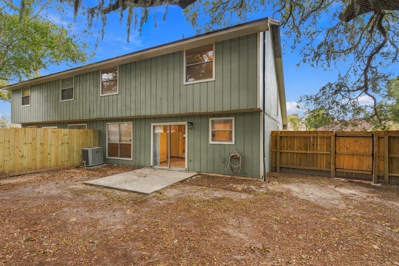Rear exterior with oak trees, photographed by Megapixeler on Blue Teal Ct, Jacksonville